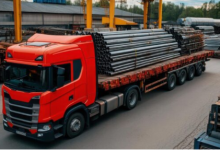 Wie ein Schwertransport LKW schwere Lasten effizient bewegt